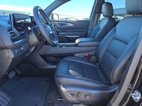 Used 2025 Chevrolet Traverse LT image 13