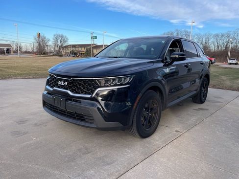 Used 2023 Kia Sorento LX image 2