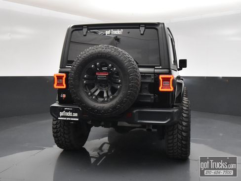 Used 2018 Jeep Wrangler Unlimited Sahara AWD/4WD image 6