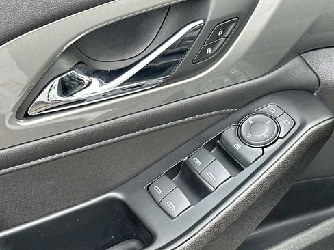 Used 2023 Chevrolet Traverse LT image 18