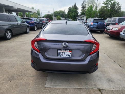 Used 2018 Honda Civic EX image 4