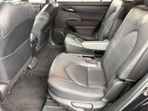Used 2024 Toyota Highlander XLE image 37