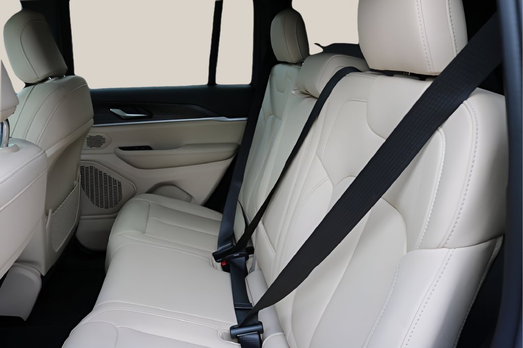 New 2026 Jeep Grand Cherokee Limited RWD image 15