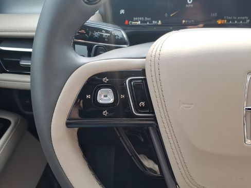 Used 2024 Lincoln Aviator AWD image 19