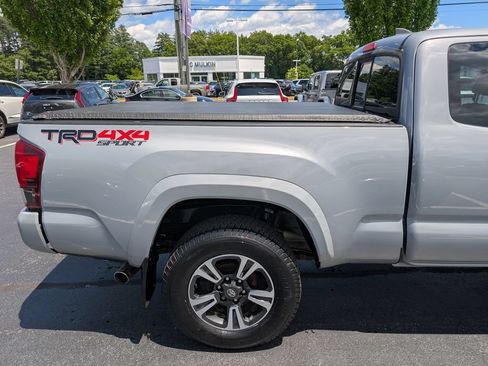 Used 2018 Toyota Tacoma TRD Sport w/ Technology Package AWD/4WD image 9