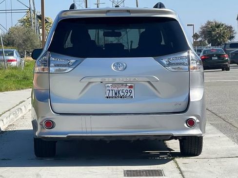Used 2016 Toyota Sienna SE w/ SE Preferred Package image 5