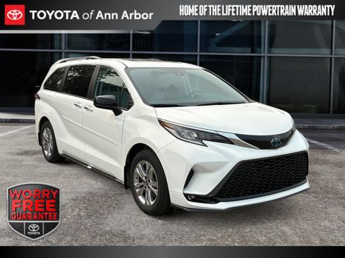 Used 2023 Toyota Sienna XSE w/ XSE Plus Package AWD/4WD image 1