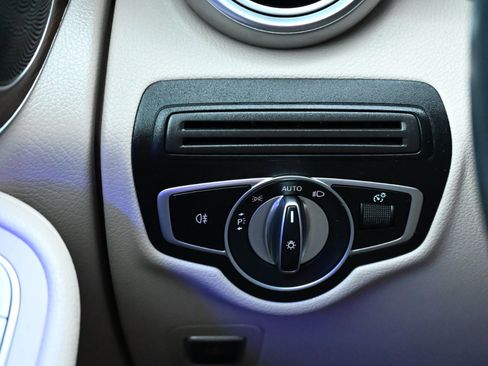 Used 2022 Mercedes-Benz GLC 300 4MATIC image 25