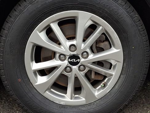 Used 2023 Kia Carnival LX FWD image 8
