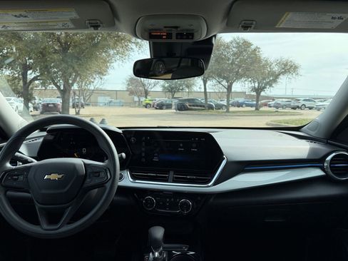 Used 2025 Chevrolet Trax LT image 33