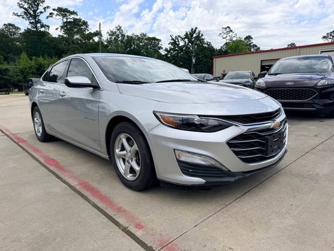 Used 2019 Chevrolet Malibu LT w/ Leather Package FWD image 4