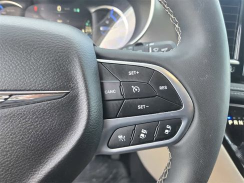 Used 2023 Chrysler Pacifica Touring-L image 19