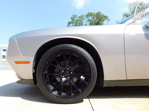 Used 2015 Dodge Challenger SXT w/ Driver Convenience Group RWD image 9