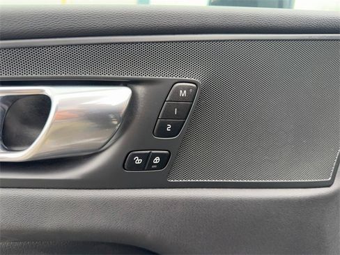 Used 2022 Volvo XC60 B5 Momentum image 14