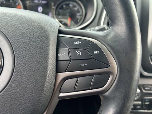 Used 2019 Jeep Cherokee Latitude Plus w/ Cold Weather Group AWD/4WD image 17