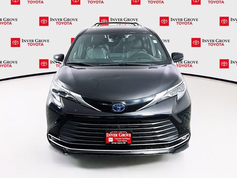 Used 2025 Toyota Sienna Platinum AWD/4WD image 2