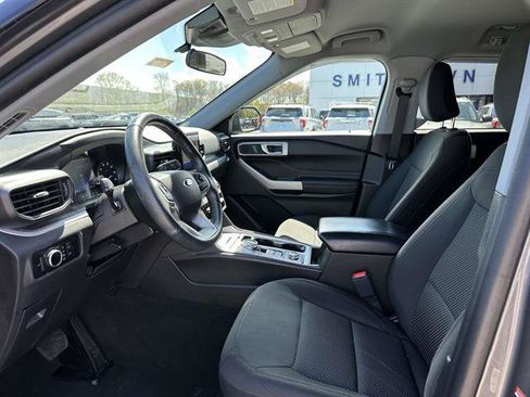 Used 2023 Ford Explorer XLT AWD/4WD image 32