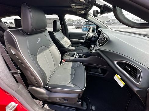New 2027 Chrysler Pacifica Limited w/ S Appearance Package FWD image 37