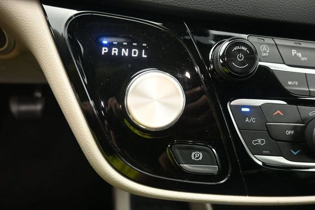 Used 2024 Chrysler Pacifica Touring-L FWD image 20