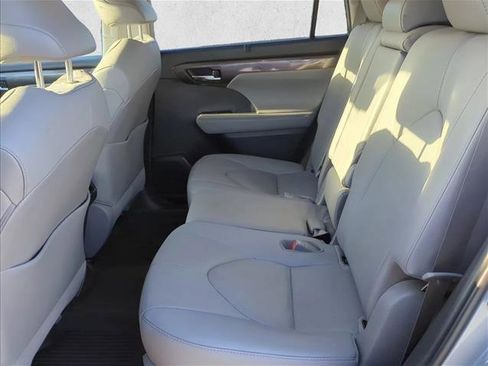 Used 2021 Toyota Highlander Limited image 25