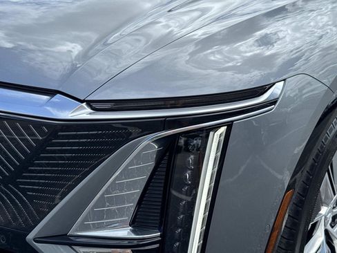 Used 2025 Cadillac Lyriq Luxury w/ LPO, Floor Liner Package AWD/4WD image 9