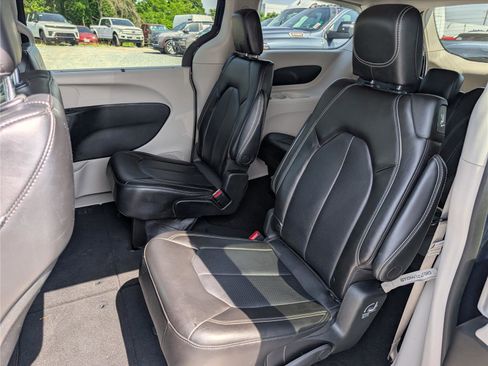 Used 2023 Chrysler Pacifica Touring-L FWD image 15
