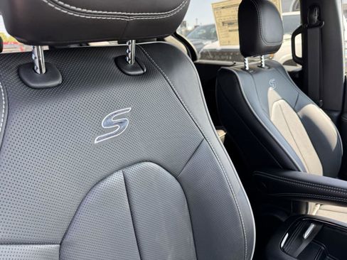 New 2026 Chrysler Pacifica Limited w/ S Appearance Package image 8