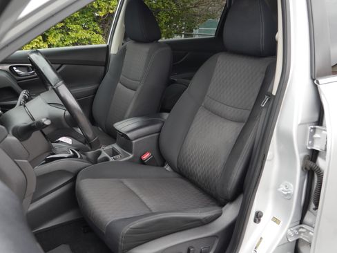 Used 2019 Nissan Rogue SV w/ Premium Package image 30