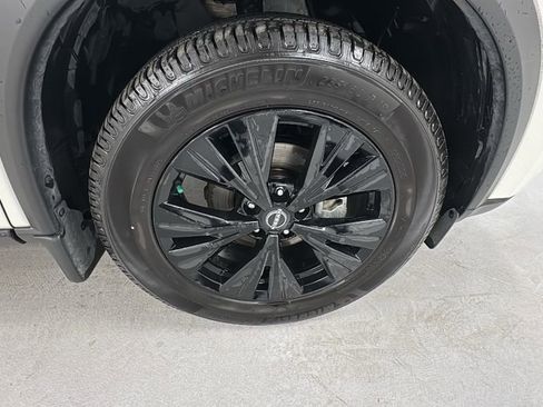 Used 2023 Nissan Rogue SV w/ SV Premium B Package image 9