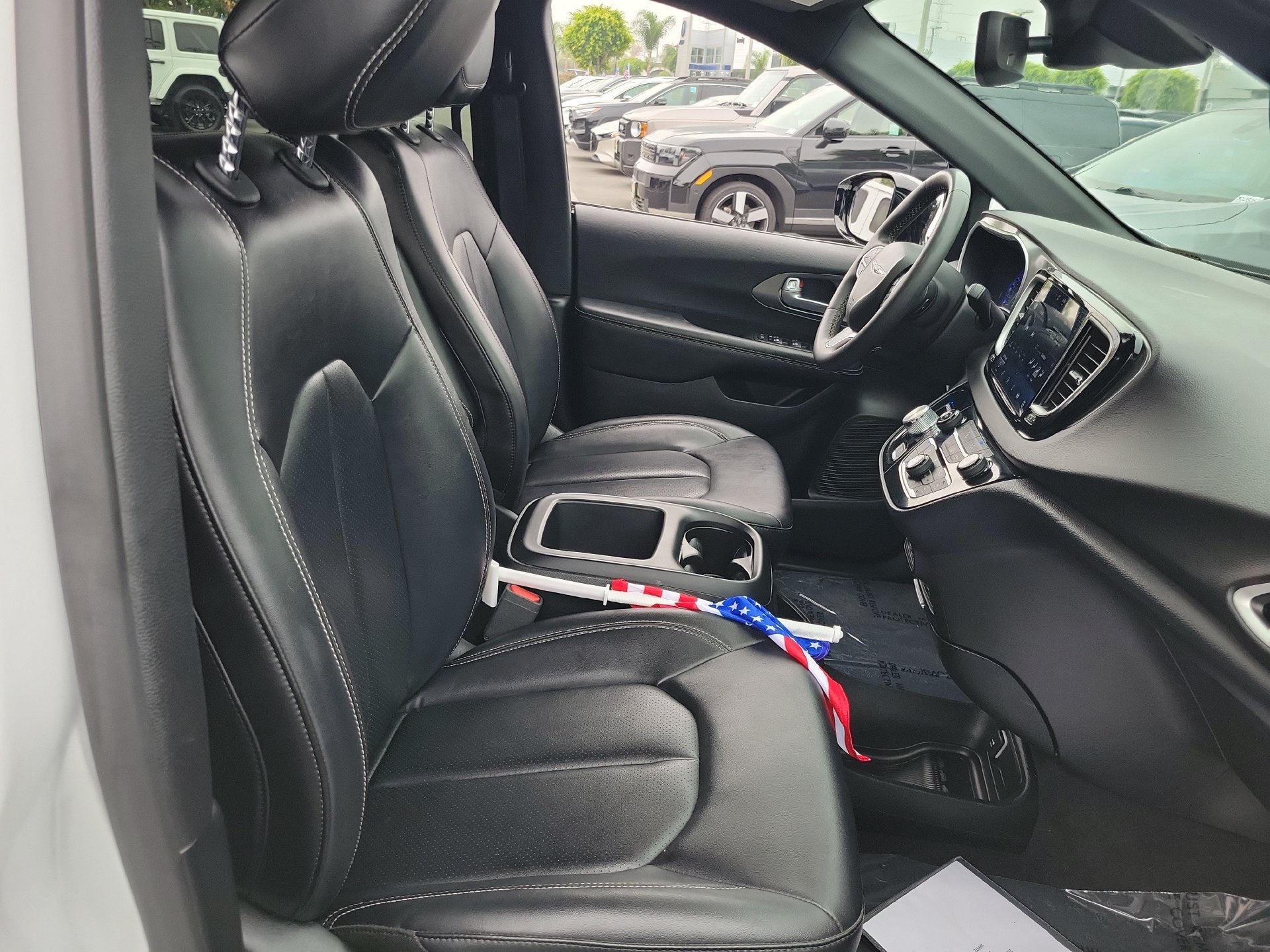 Certified 2025 Chrysler Pacifica Select FWD image 18
