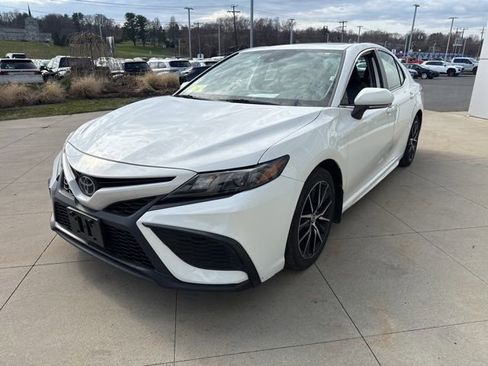 Used 2023 Toyota Camry SE w/ Cold Weather Package image 3