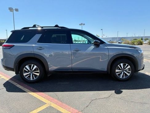 Certified 2024 Nissan Pathfinder SL w/ Black Appearance Package FWD image 7