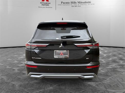 New 2025 Mitsubishi Outlander SE image 6