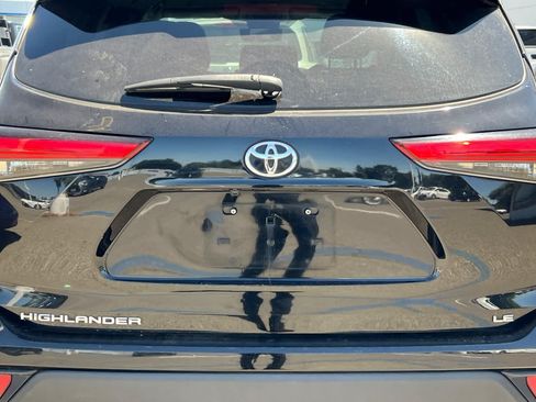 Used 2023 Toyota Highlander LE FWD image 19