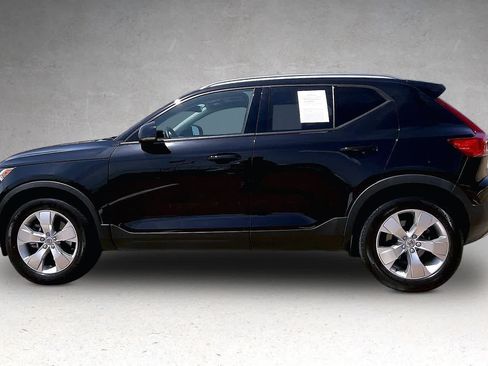 Used 2021 Volvo XC40 T5 Momentum w/ Climate Package AWD/4WD image 3