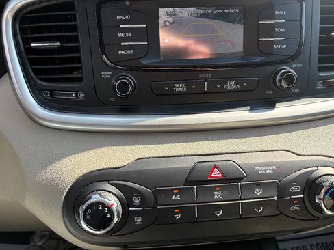 Used 2017 Kia Sorento FWD image 18