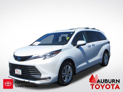 Used 2023 Toyota Sienna Platinum image 4