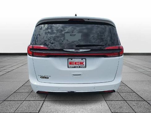Used 2024 Chrysler Pacifica Touring-L FWD image 6