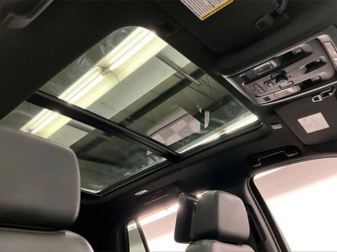 Used 2021 Chevrolet Tahoe Z71 w/ Luxury Package image 16