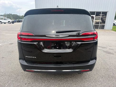 Used 2025 Chrysler Pacifica Select FWD image 8