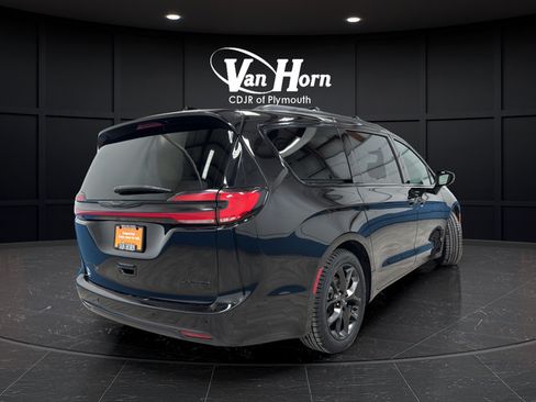 Used 2025 Chrysler Pacifica Limited FWD image 3