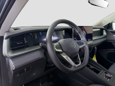New 2026 Volkswagen Tiguan SE FWD image 9