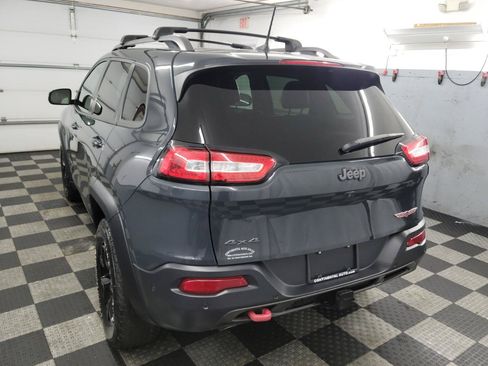 Used 2016 Jeep Cherokee Trailhawk w/ Comfort/Convenience Group AWD/4WD image 4