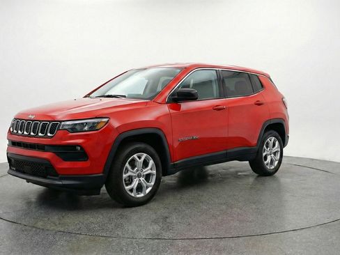 Used 2025 Jeep Compass Latitude image 3