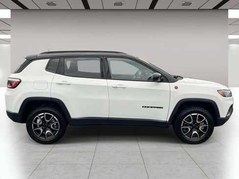 Used 2025 Jeep Compass Trailhawk AWD/4WD image 2