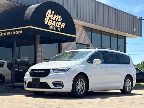 Used 2022 Chrysler Pacifica Touring-L FWD image 1