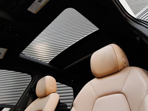 Certified 2025 Porsche Cayenne AWD/4WD image 14