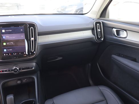 Used 2025 Volvo XC40 B5 Core image 13