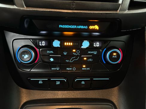 Used 2019 Ford Transit Connect XLT image 21