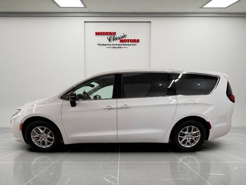 Used 2024 Chrysler Pacifica Touring-L FWD image 4